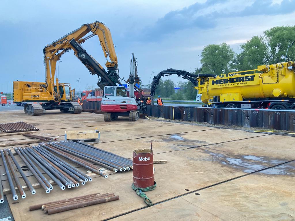 Damwand's tweet photo. Vorig weekend brachten we damwand aan en afgelopen weekend de verankering! Op de A2 bij Eindhoven werken we in opdracht van @Struktonciviel Zuid mee aan de realisatie van een onderdoorgang.
#Sterk #InnoverendFunderend #Funderingsspecialist #Verankering #Laswerk #Constructiewerk https://t.co/uuwEI6I3oa
