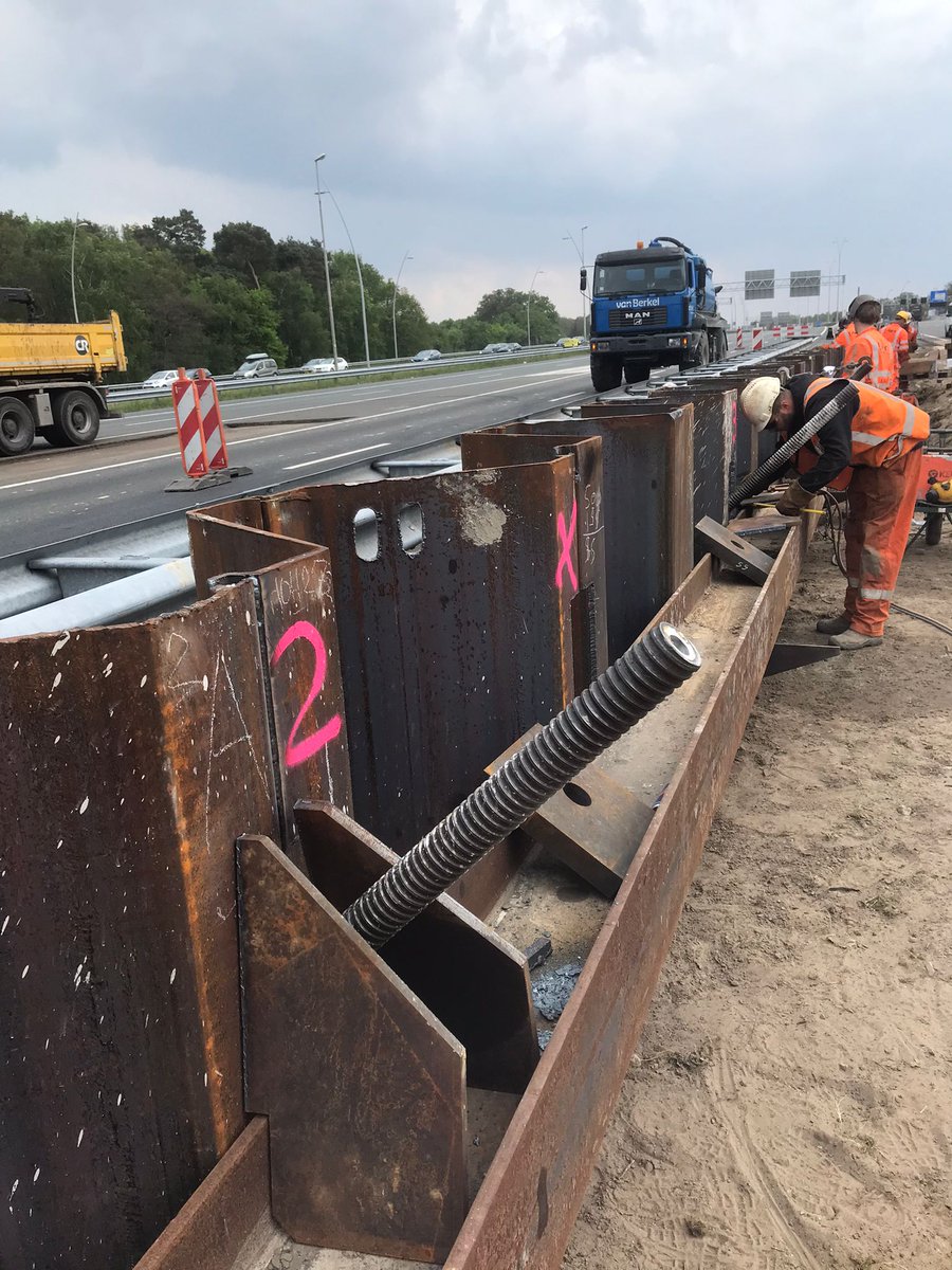 Damwand's tweet photo. Vorig weekend brachten we damwand aan en afgelopen weekend de verankering! Op de A2 bij Eindhoven werken we in opdracht van @Struktonciviel Zuid mee aan de realisatie van een onderdoorgang.
#Sterk #InnoverendFunderend #Funderingsspecialist #Verankering #Laswerk #Constructiewerk https://t.co/uuwEI6I3oa