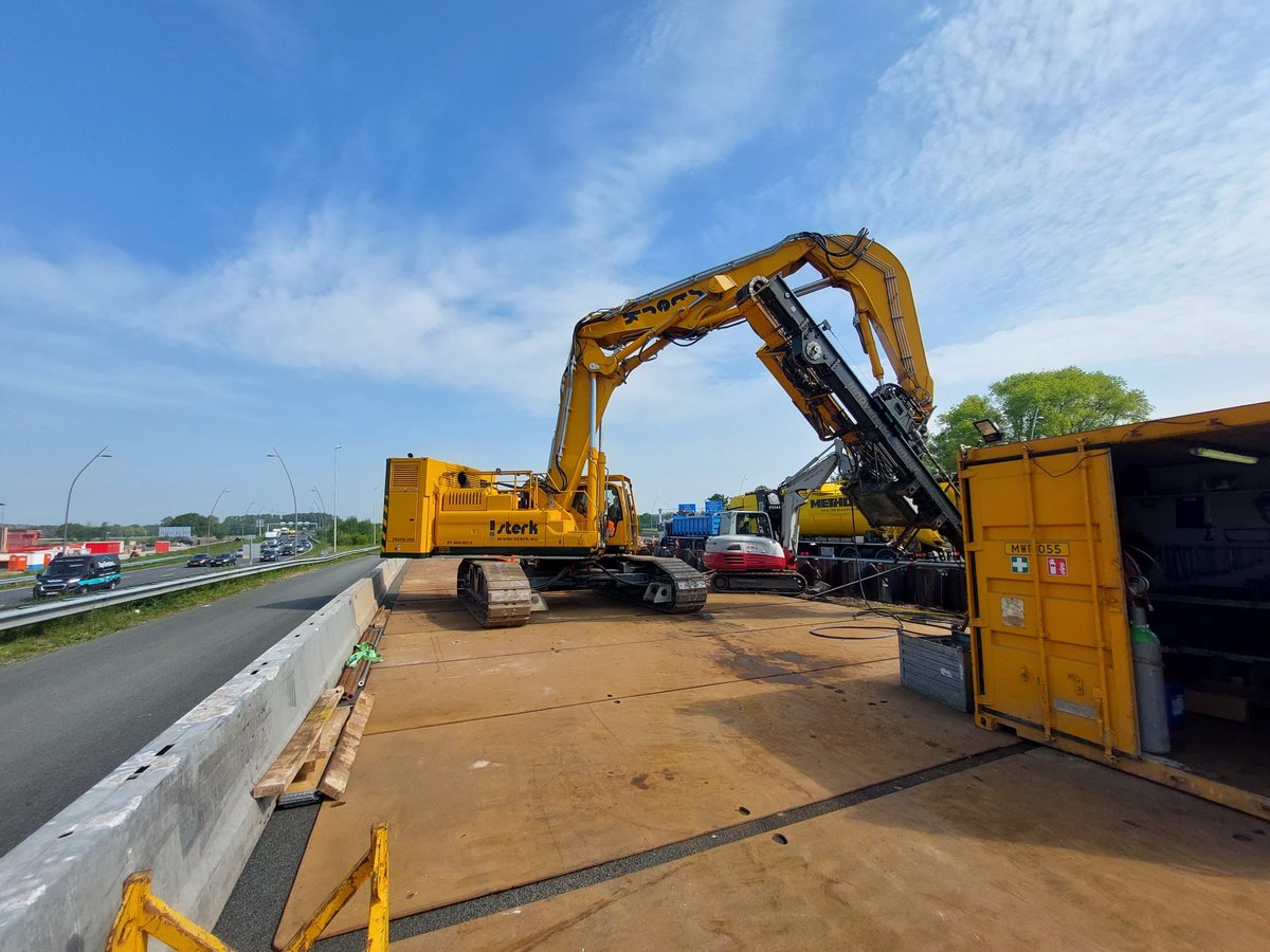 Damwand's tweet photo. Vorig weekend brachten we damwand aan en afgelopen weekend de verankering! Op de A2 bij Eindhoven werken we in opdracht van @Struktonciviel Zuid mee aan de realisatie van een onderdoorgang.
#Sterk #InnoverendFunderend #Funderingsspecialist #Verankering #Laswerk #Constructiewerk https://t.co/uuwEI6I3oa