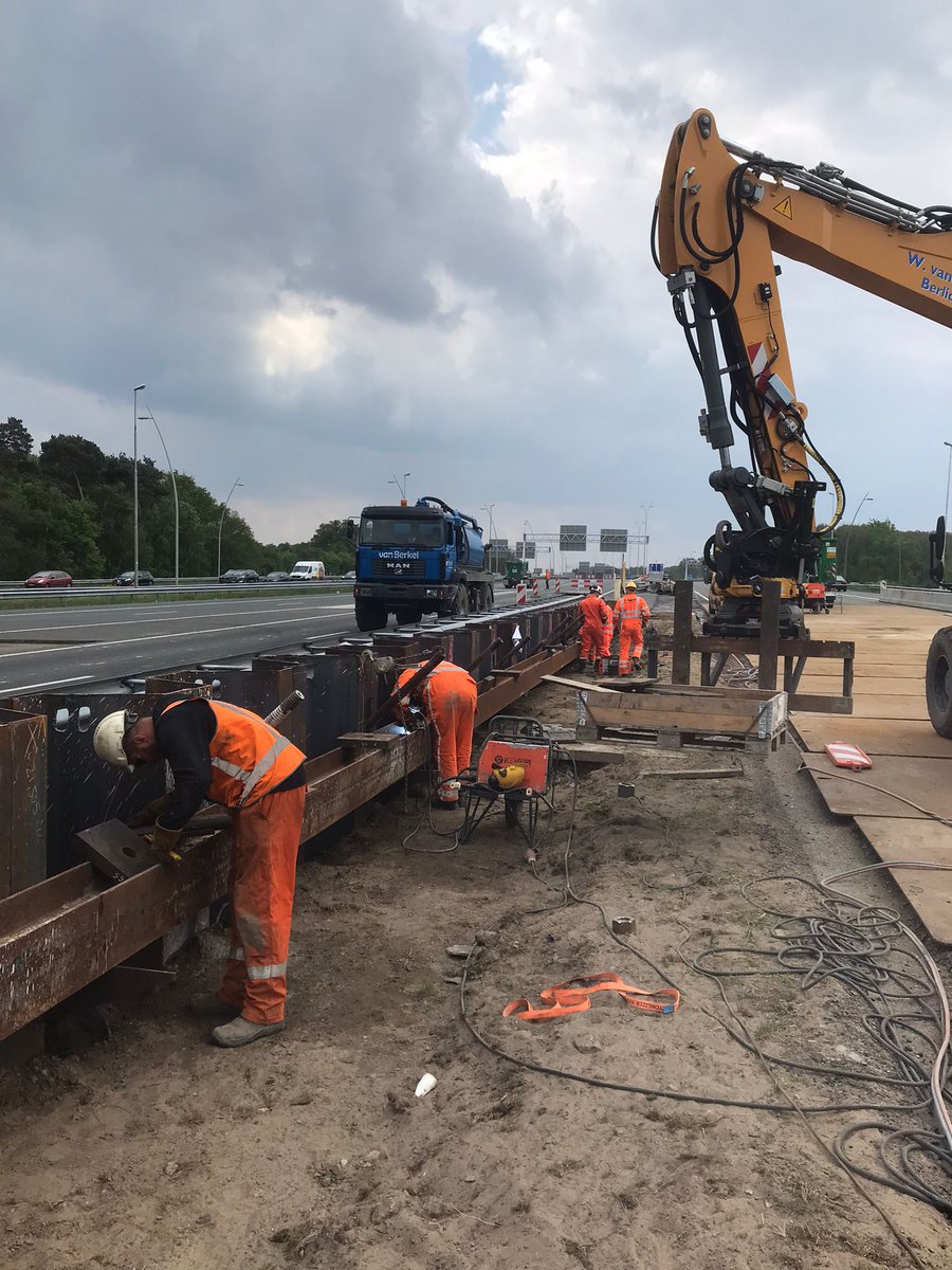 Damwand's tweet photo. Vorig weekend brachten we damwand aan en afgelopen weekend de verankering! Op de A2 bij Eindhoven werken we in opdracht van @Struktonciviel Zuid mee aan de realisatie van een onderdoorgang.
#Sterk #InnoverendFunderend #Funderingsspecialist #Verankering #Laswerk #Constructiewerk https://t.co/uuwEI6I3oa