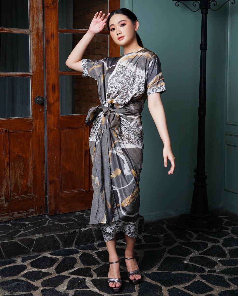 Tjongklak's tweet photo. How to look effortlessly stunning and elegant without trying to hard: wear Asoka dress by Tjongklak Batik.
In Frame :
Asoka dress
Batik kombinasi cap dan Lukis Pekalongan
Bahan katun silky
Segera hubungi +6281990891010 untuk pemesanan.
#tjongklak #batikdress #ootd https://t.co/oXGyTWcpWy