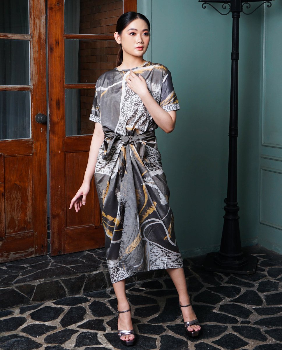 Tjongklak's tweet photo. How to look effortlessly stunning and elegant without trying to hard: wear Asoka dress by Tjongklak Batik.
In Frame :
Asoka dress
Batik kombinasi cap dan Lukis Pekalongan
Bahan katun silky
Segera hubungi +6281990891010 untuk pemesanan.
#tjongklak #batikdress #ootd https://t.co/oXGyTWcpWy