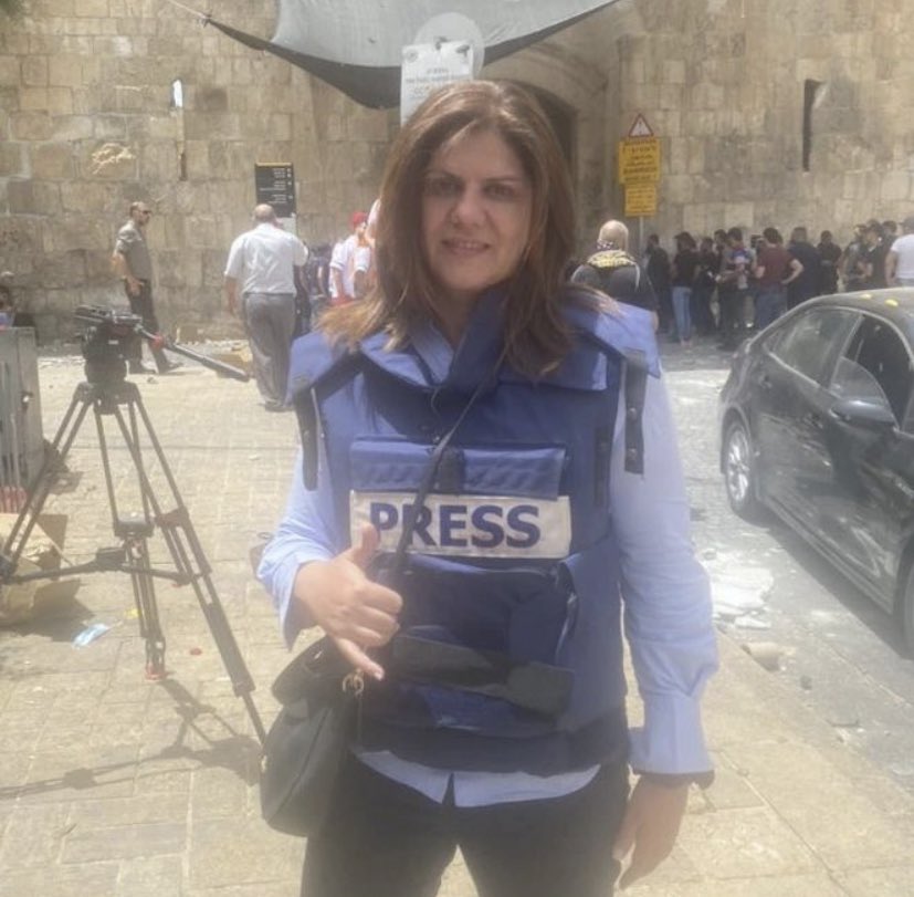 JorgeRTolosa's tweet photo. Shireen Abu Akleh (@ShireenNasri), periodista palestina de Al Jazeera.

Ha sido asesinada por un soldado del apartheid israelí, que le ha disparado en la cabeza. Iba identificada como periodista.

🧵⬇️ https://t.co/Wnc87Whehu