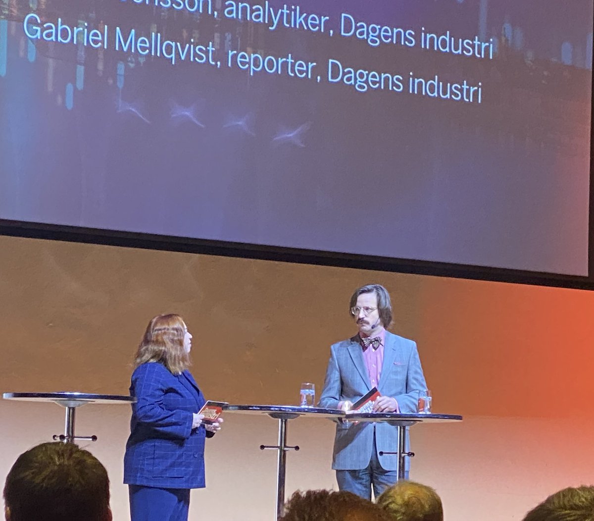 mrcancino's tweet photo. Anchorman @EkonomiGabriel äntrar scenen i Vinterträdgården. Flankerad av @AgnethaJonsson på #dibank https://t.co/yFRuPIWTtg