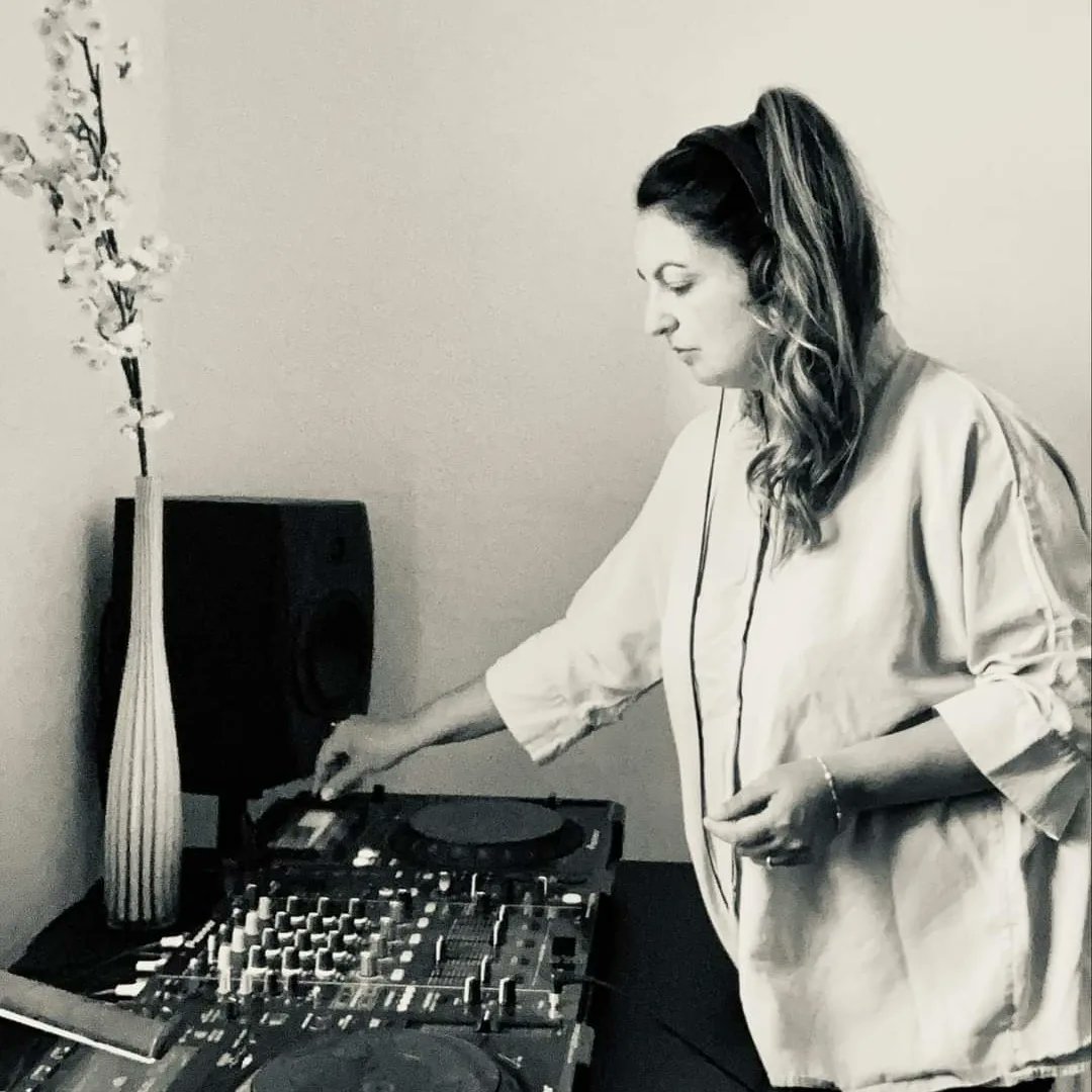 Pier Bucci, Konrad Black, Ricardo Villalobos, Loco Dice &amp; many more feature on this mix from our friend <a href="/kat_richmonduk/">Kat Richmond</a> 
Two hours of deep, wonky minimal tech to get through hump day. 
Listen here:
m.mixcloud.com/BankOfSwitches…