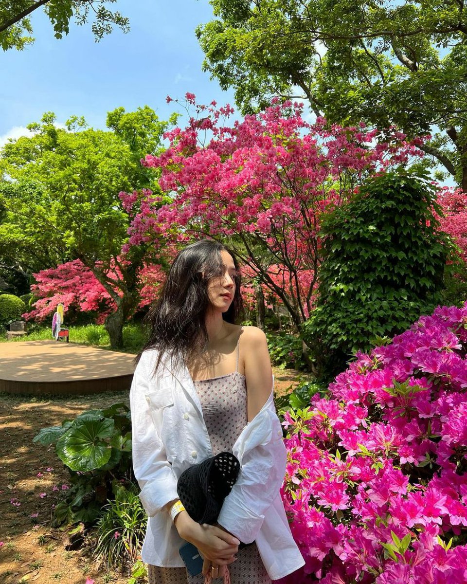 imsooyaaaa's tweet photo. her beauty with blooming flowers,, ily 🫶🏻🌸 https://t.co/wvkfEkRtjH