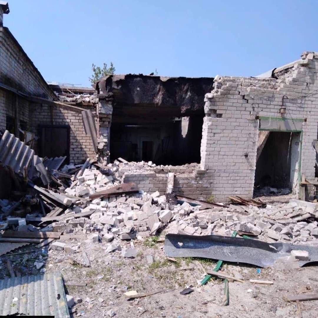 ukrainiareality's tweet photo. Last morning in #Luhansk region, the occupiers fired on all departure routes
Police opened fire on Shypilovo
One of the employees received shrapnel wounds to the extremities https://t.co/IjP7Cp7ouW