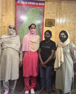 jkchanneltv's tweet photo. Two Ladies Arrested by Srinagar Police While Fleeing to Jammu after committing fraud. They had duped a family of being maid & placement agent. The decamped 74,000 rupees also recovered.
#srinagar #fraud #ladies #familymaid #placementagent #arrested #fleeing #jammu #jkchannel https://t.co/jjt5JUEDeU