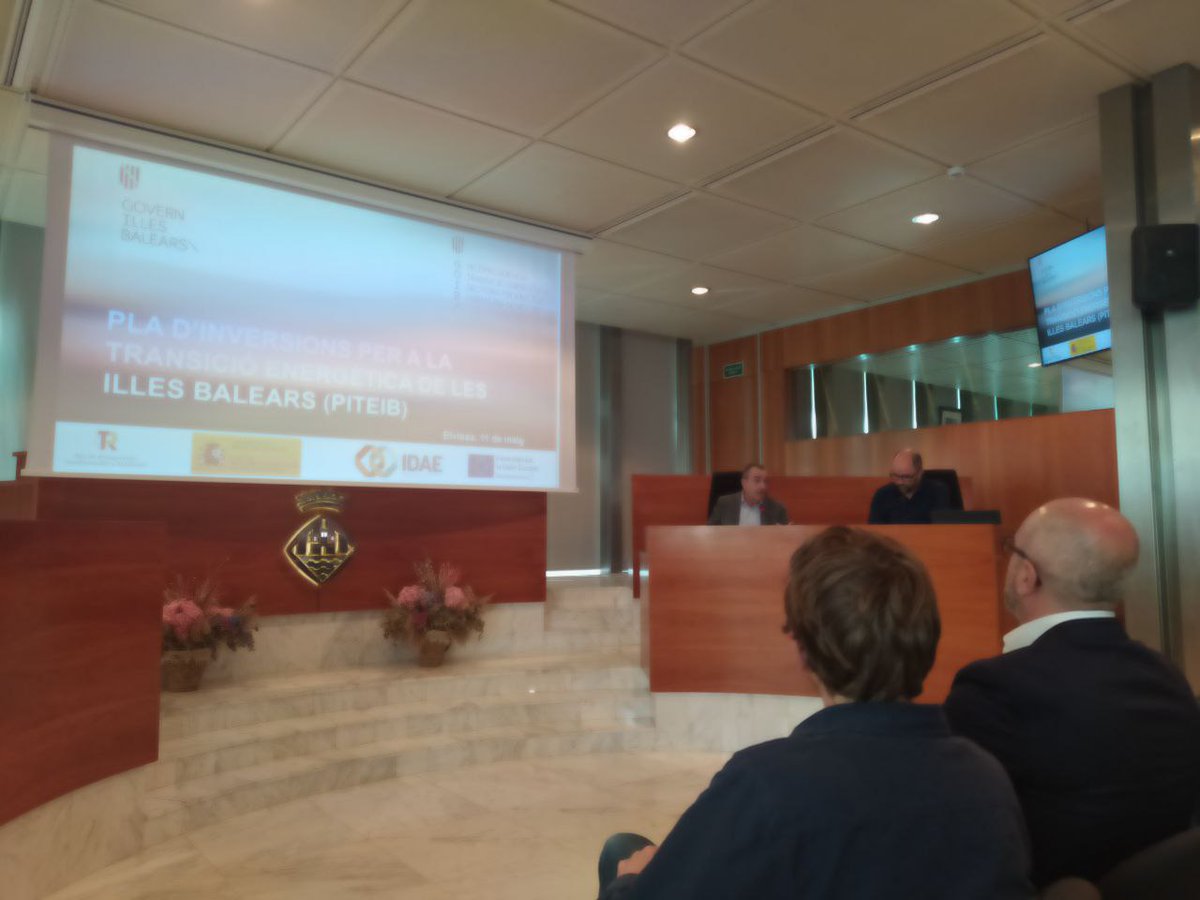 EUIB's tweet photo. 📌 @DAlvarezCayuela assisteix al @Consell_Eivissa per tal de conèixer i participar, en primera persona, del 'Pla d'inversions per a la transició energètica de les #IllesBalears', amb @jpyllanes i @PepMalagrava.
#Eivissa #PITEIB #energia #transicióecològica #transicióenergètica https://t.co/NZFrnGlKLT