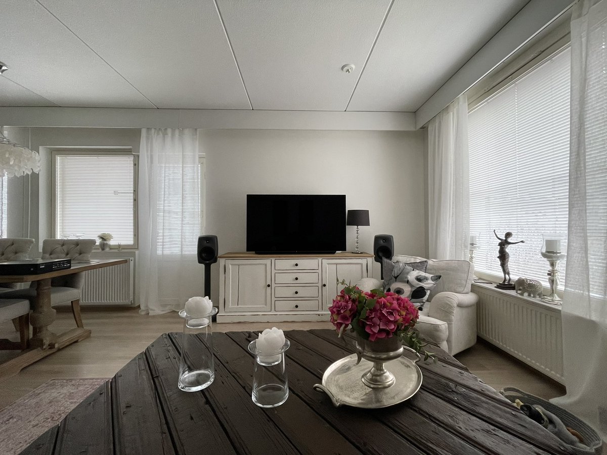 69PeSa's tweet photo. Vihdoin kotona @Genelec 6040R @Audiokauppa toimittamana. Kyllä nyt on naama hepankengällä! Kotimaisuus kunniaan! https://t.co/2Jb0MD5KeQ