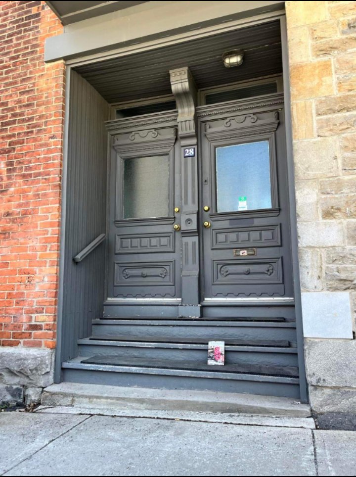 anz_elmo's tweet photo. #CrónicasPestilentes llegó hasta el número 28 de Rue Vallières, en Montréal: la casa de Leonard Cohen.
Llegó unos años tarde, pero lo hizo con mucho amor. ¡Soy un tipo feliz!
@Fausto_Cadosbra @TripperTony @rochamarias @onderprechor @gpao32 @Menresa https://t.co/VU94quTYt0
