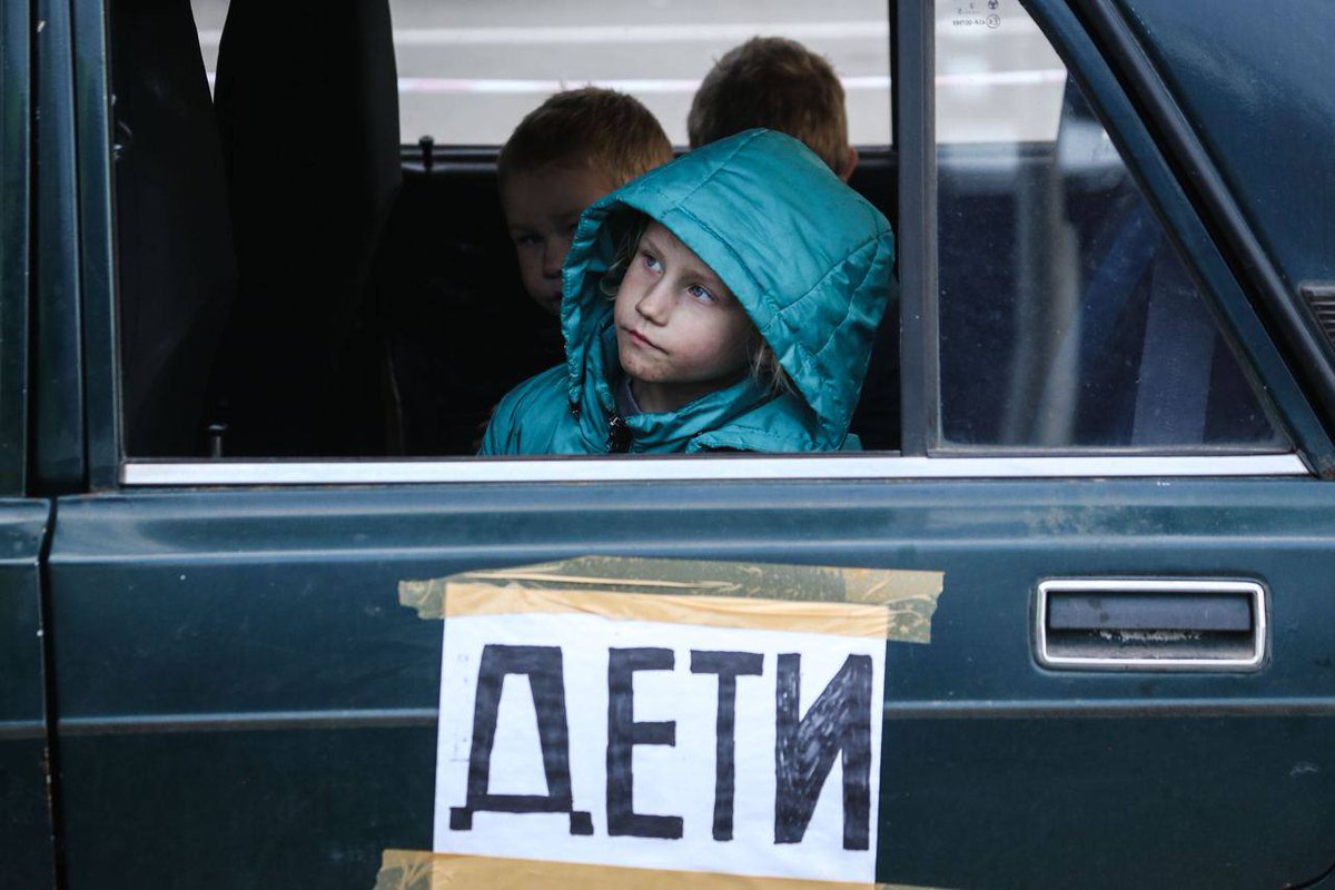 ukrainiareality's tweet photo. Report from #Zaporizhzhia, where evacuees from #Azovstal arrive

Photo by Hermann Krieger, Watchers Media https://t.co/zkwvEXbN0d
