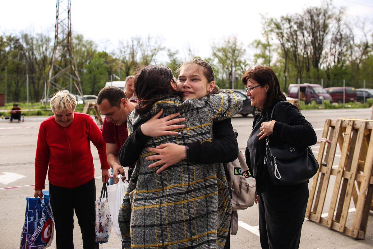ukrainiareality's tweet photo. Report from #Zaporizhzhia, where evacuees from #Azovstal arrive

Photo by Hermann Krieger, Watchers Media https://t.co/zkwvEXbN0d