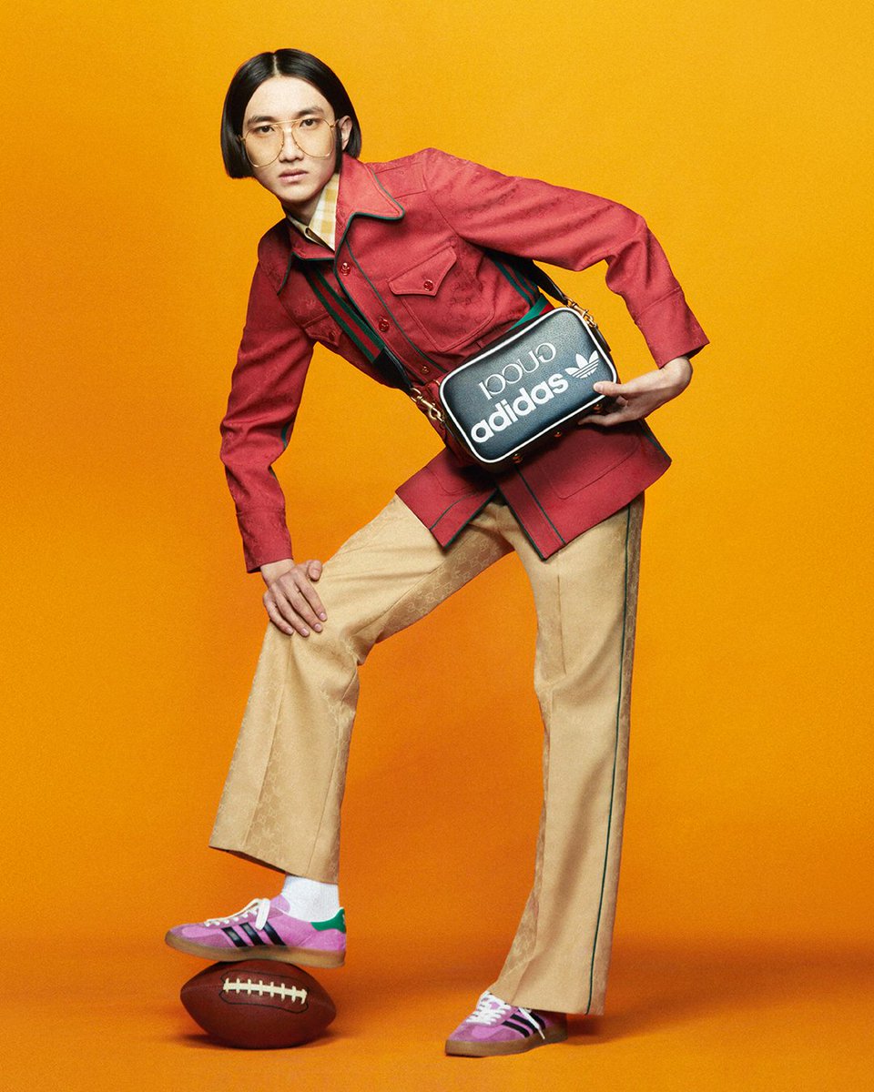 gucci_jp's tweet image. #AlessandroMichele による万華鏡のような美学が際立つ #adidasxGucci コレクションの詳細が、フォトグラファー @CarlijnJacobs が撮影したルックブックで明らかになります。
アートディレクション #ChristopherSimmonds
詳しくは on.gucci.com/adidasxGucci_j…
@adidasoriginals