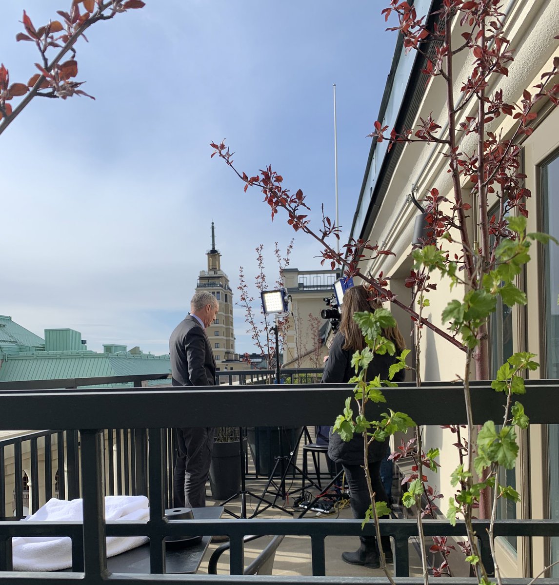 Terrace neighbours <a href="/georgehelsinki/">St George Helsinki</a> when <a href="/NicRobertsonCNN/">Nic Robertson</a> doing spots on Finland and #Natomembership. The world should be watching closely the steps we take. No one knows Putin better than the Finns.