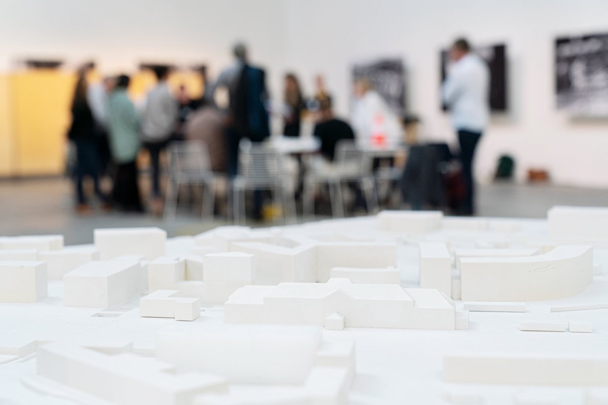 StadtThun's tweet photo. Für die Entwicklung des Bahnhofquartiers wendet die Stadt #Thun mit der Charrette eine ergebnisoffene Planungsmethode an. Am ersten Workshop diskutierten Expertinnen, Grundeigentümer und Interessenvertretende ihre Ideen und Vorschläge mit den Teams.

https://t.co/rx6fTuwAuS https://t.co/jC2DBEkUvF