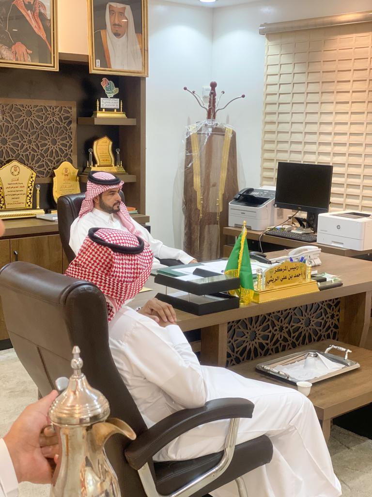 t_aldarb's tweet photo. رئيس وأعضاء مركز النشاط الاجتماعي بسمره التابع للجنة التنمية بالدرب يزورون رئيس مركز سمره لتهنئته بمناسبة عيدالفطر المبارك 
وقد أبدى رئيس مركز سمره دعمه الكامل لمركز النشاط الاجتماعي متمنياً للجميع التوفيق والسداد .
#جازان 
#الدرب https://t.co/teY8rHyEKG