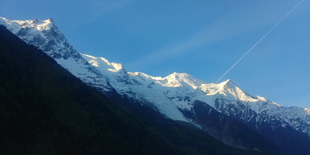LucileBerland's tweet photo. @AssoFakeOff Heureuse de représenter l' @AssoFakeOff aux rencontres  #EMIDIA qui se tiennent dans un cadre superbe à Chamonix, aujourd'hui et demain, pour parler "éducation aux médias" à l'école et hors champs scolaire ! https://t.co/dcczX6aj8N