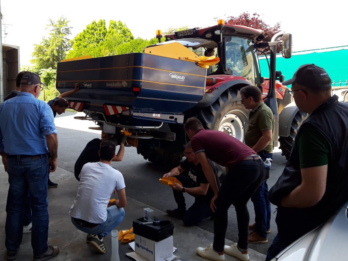 Formation très intéressante pour notre équipe commerciale avec <a href="/Agroequipement/">Agroequipement</a> sur l'épandage d'engrais. Des éléments techniques précieux ! 📈 
Merci <a href="/garsdherault/">GarsdH</a> <a href="/amaltis_ferti/">Amaltis</a>  <a href="/Lamybienaime/">LamyBienaimé</a>