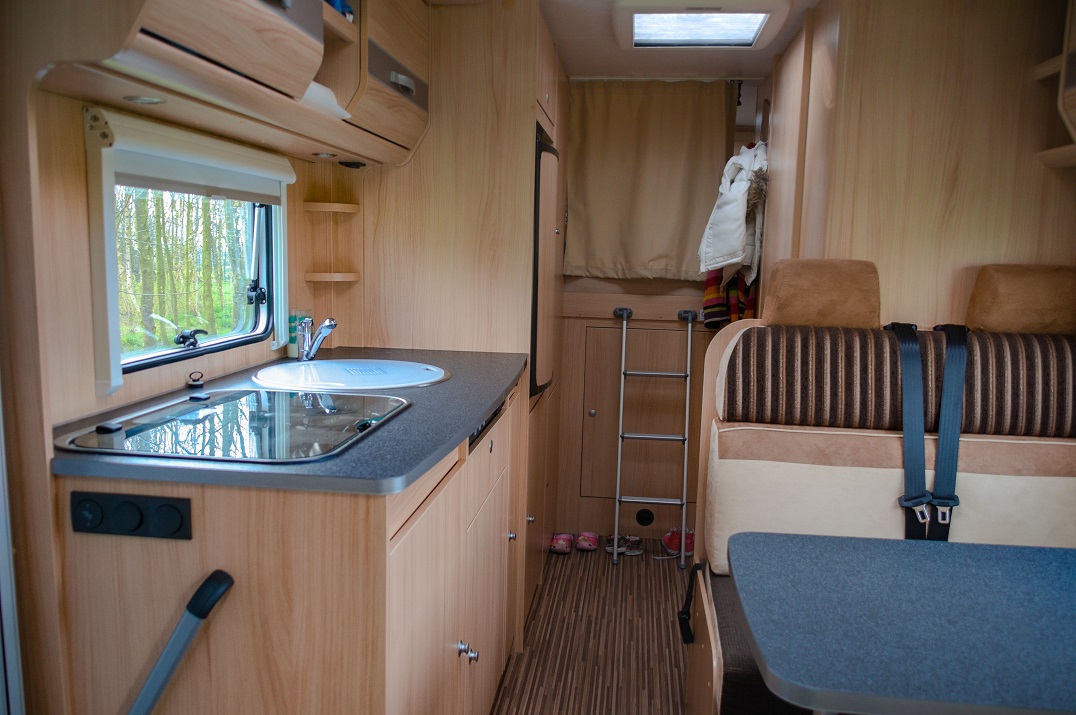 En la #camperización de #furgonetas es importante la elección de #muebles. Optimizar el espacio, buscar materiales ligeros y encontrar un estilo y color adecuados. Aquí te recomendamos mobiliario para furgonetas y #caravanas que te va a encantar 😍 garnica.one/blog/mobiliari…
