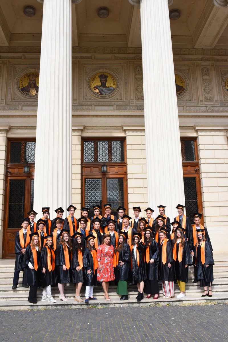 pincu_iulia's tweet photo. Some graduation photos 👩🏻‍🎓
#graduation #PHOTOS #Classof2022 https://t.co/uSrbLIYcfx