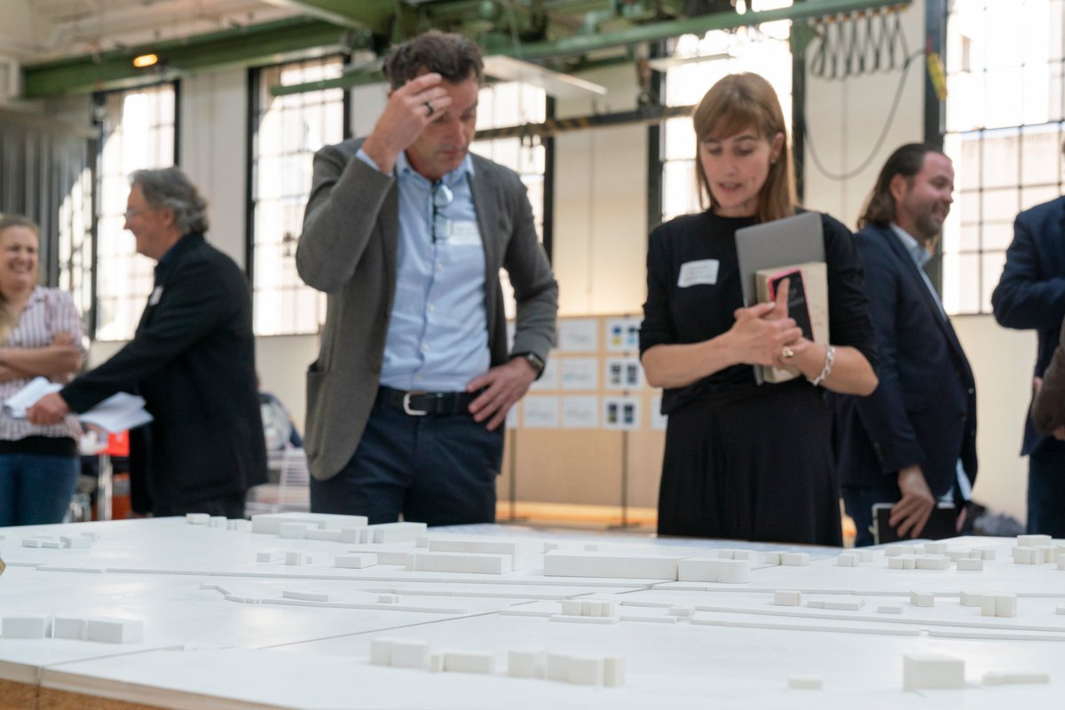 StadtThun's tweet photo. Für die Entwicklung des Bahnhofquartiers wendet die Stadt #Thun mit der Charrette eine ergebnisoffene Planungsmethode an. Am ersten Workshop diskutierten Expertinnen, Grundeigentümer und Interessenvertretende ihre Ideen und Vorschläge mit den Teams.

https://t.co/rx6fTuwAuS https://t.co/jC2DBEkUvF