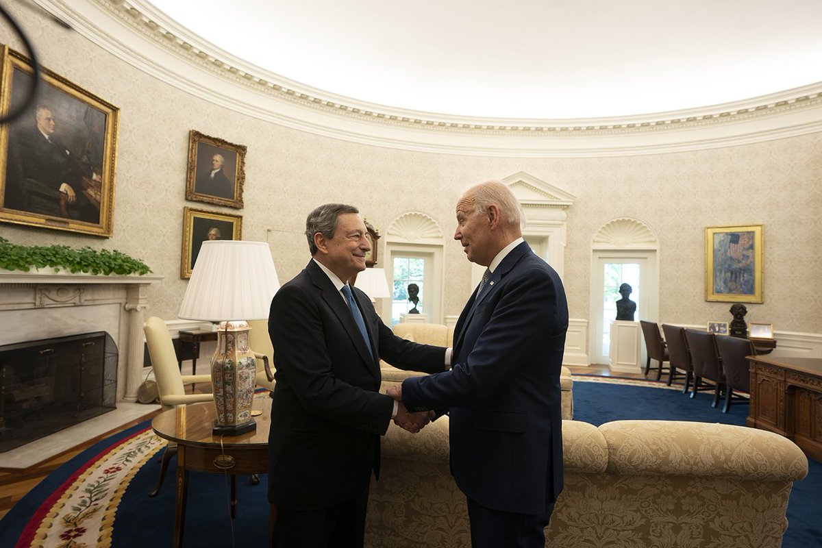 Luca_Mussati's tweet photo. Continua il problema di Biden di stringere mani al nulla. https://t.co/e5DOuMjEQN