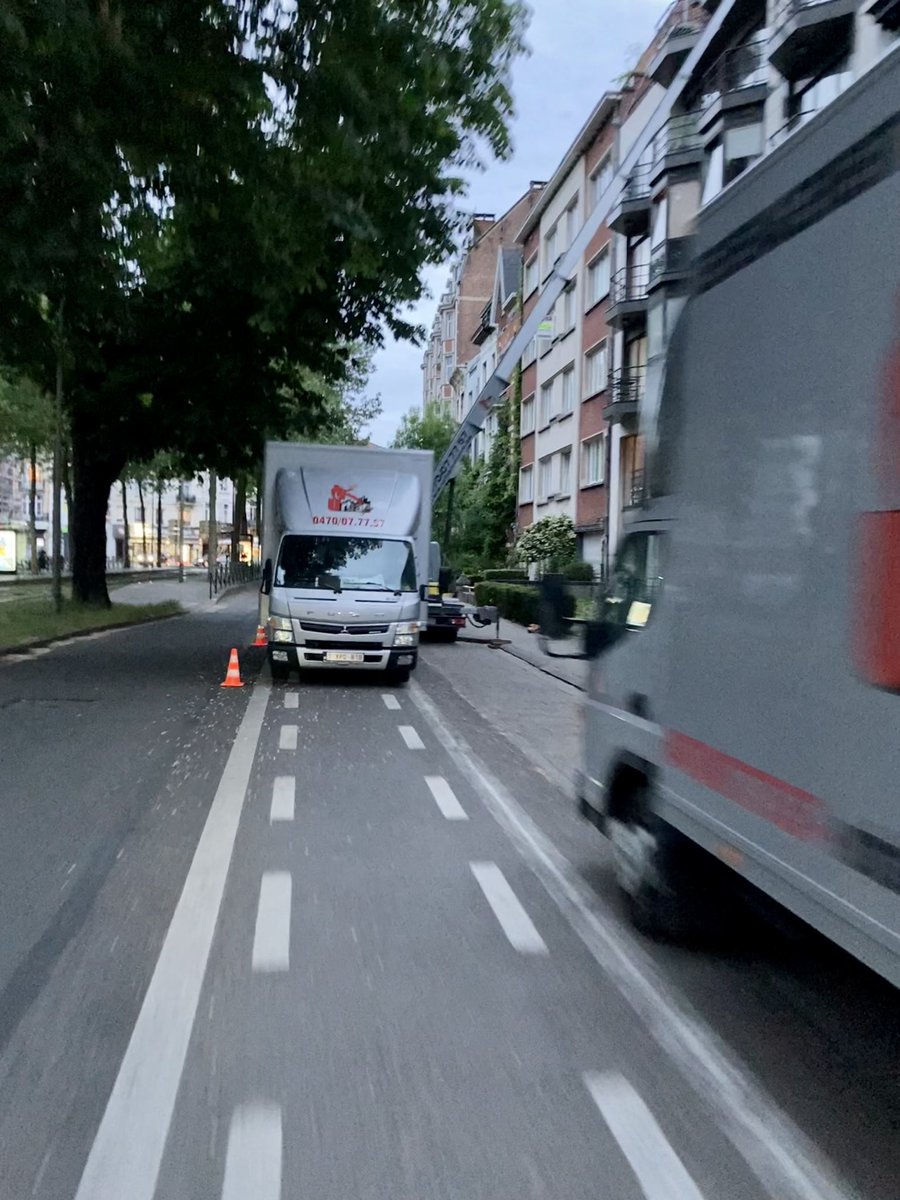 fietsinbrussel's tweet photo. Every painted bike strip is a parking 🅿️ lane for lazy car drivers 🚗 🚙… or movers. 

Every day #AvChurchill #AvAlbert https://t.co/66Lgbi6VIF