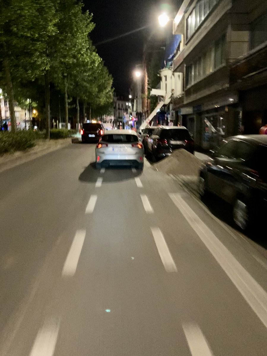 fietsinbrussel's tweet photo. Every painted bike strip is a parking 🅿️ lane for lazy car drivers 🚗 🚙… or movers. 

Every day #AvChurchill #AvAlbert https://t.co/66Lgbi6VIF