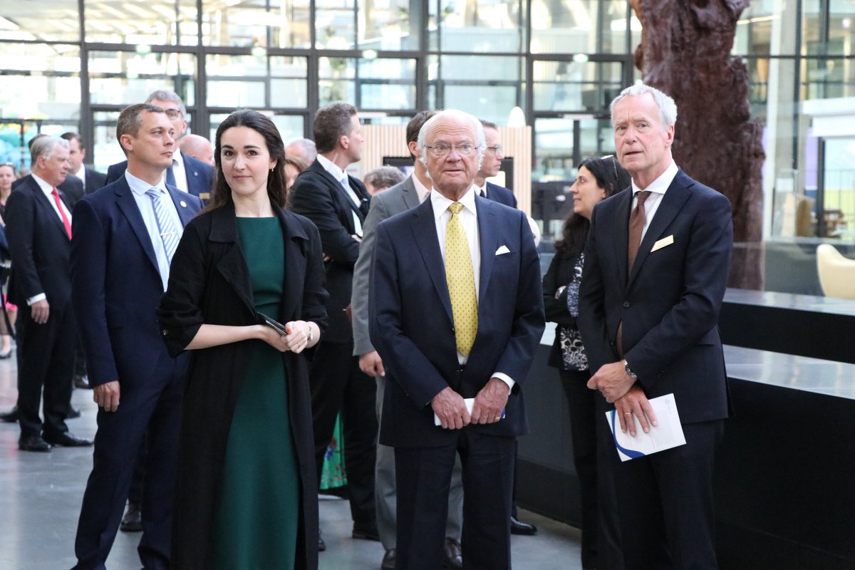 joinstationf's tweet photo. It was such a pleasure to welcome Carl XVI Gustaf, King of Sweden, for a visit of STATION F with @roxannevarza 👑 https://t.co/lQAogB4Yos