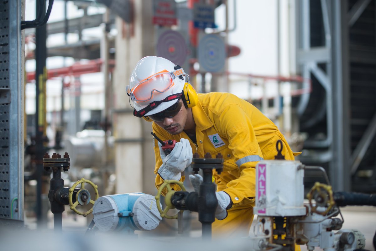 Petronas's tweet photo. #PETRONASTechChallenge is back! Calling for proposal on preventive solutions to help mitigate fouling of heat exchanger. Participate your proposal now at https://t.co/4hO6JuZost before 3 June 2022. https://t.co/6HLpGMfFjw