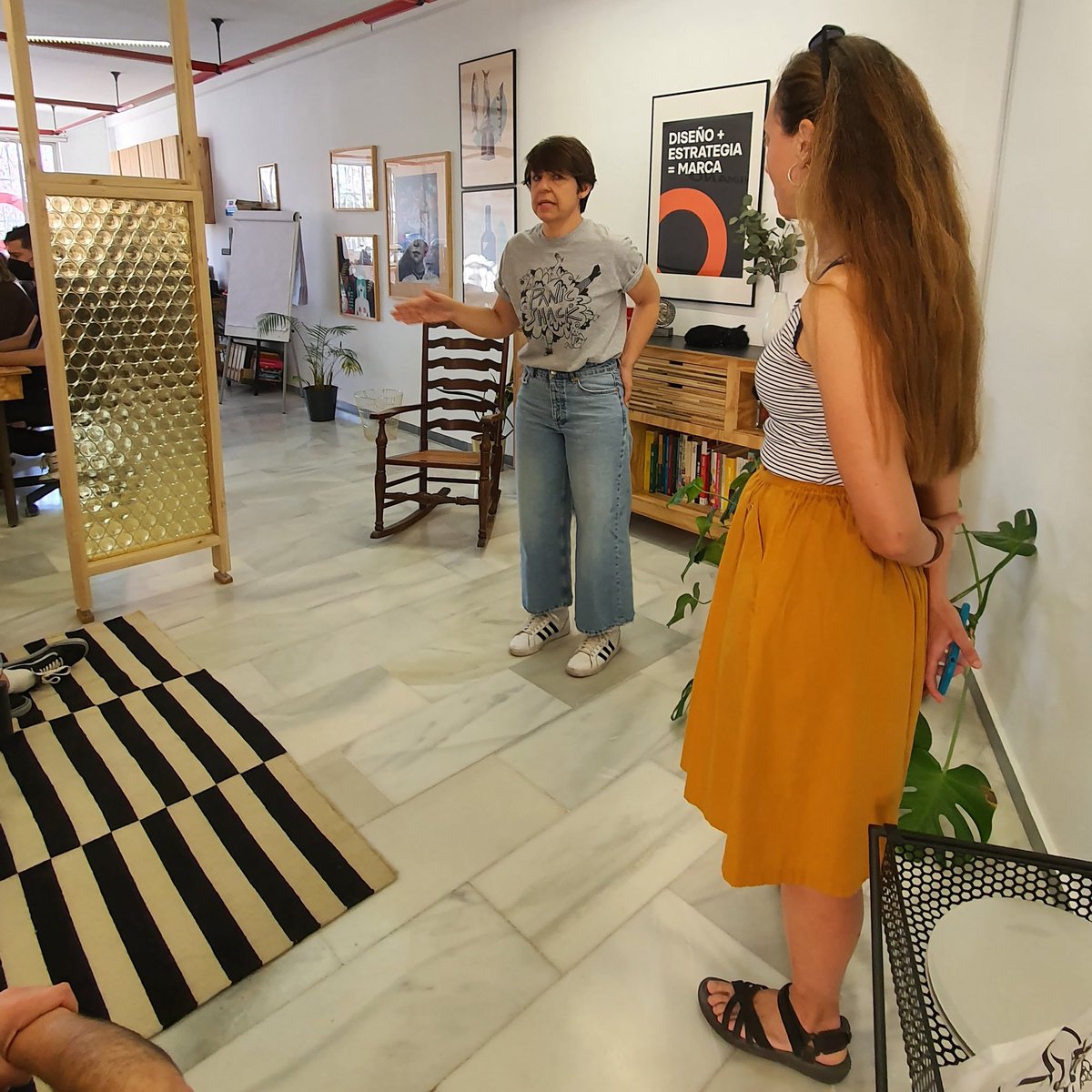 factor_n's tweet photo. Tenemos al alumnado del #DesignWalk los primeros, y les vamos a dar de desayunar churros con diseño. 🤭
@EscuelaTelmo #TelmoDice22 #diseño #agenciapublicidad https://t.co/KzuNISmFer