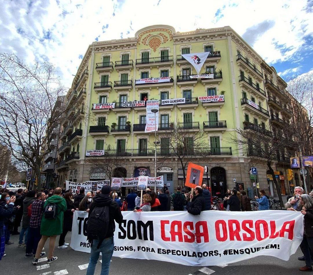 SindicatLloguer's tweet photo. El braç immobiliari de @emergiacorp,  amenaça el veïnat de #CasaOrsola amb emprendre accions legals si no retirem les pancartes. Volen que marxen en silenci i sense protestar, però no ho aconseguiran! 

Si ens ajudeu a arribar als 200RT prometem penjar-ne unes de més grans 😬 https://t.co/YgGfojOmKD