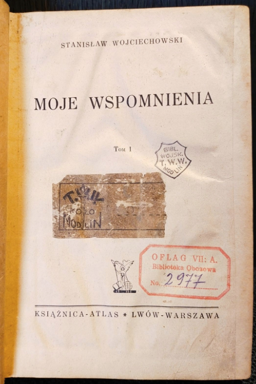 zecer_bdg's tweet photo. Książka ze stemplem #Geprüft #OflagMurnau. Dzięki akcji PCK i YMCA do #Oflag.ów i #Stalag.ów trafiło ponad 300 tys. tomów. 
Największe biblioteki były w oflagach (#OflagMurnau - 30 tys., #OflagWoldenberg i #OflagGrossBorn - po 45 tys., #OflagDössel - 18 tys.). https://t.co/Bnk9z0CbhQ