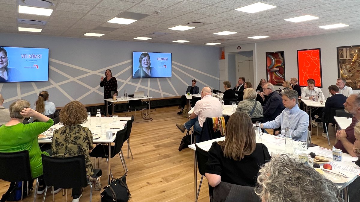 ACakademikerne's tweet photo. Konference om grøn omstilling: Akademikernes formand @LisbethLintz byder velkommen, med budskabet om at politikere og #dkbiz skal have et skarpt blik på at støtte de små iværksættere - for de er en vigtig grundstamme i den grønne omsætning. #ACkonference #dkpol #dkgreen https://t.co/qlDDCpJhr3