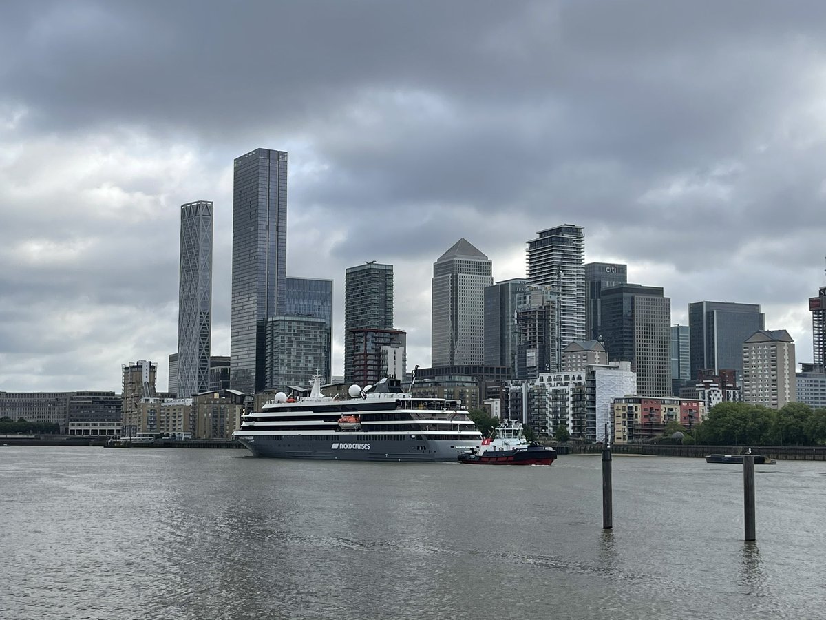 danhaiku's tweet photo. If you’re waiting for the 745 west from Barking the delay is not the fault of @thamesclippers - this boat is being turned in the river before Tower… https://t.co/iCvVALPefp