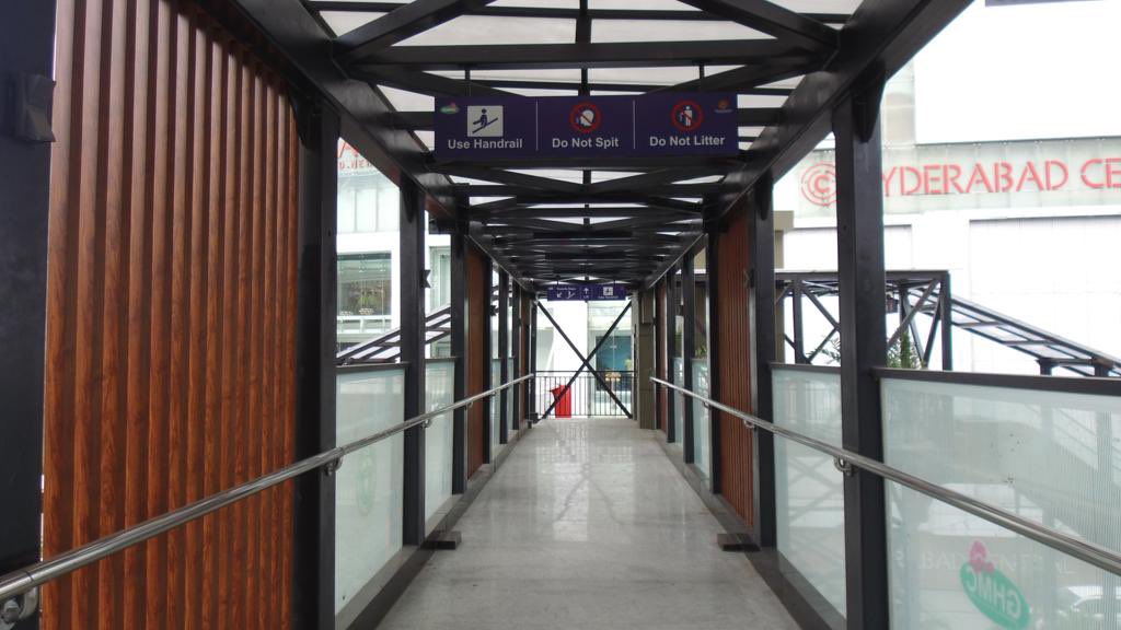 HiHyderabad's tweet photo. Crossing Roads Is Now Made Easy 
By @GHMCOnline 

Use FOBs with Escalators To Cross The Roads Comfortably In Happening Hyderabad. https://t.co/jtCxDhqBb0