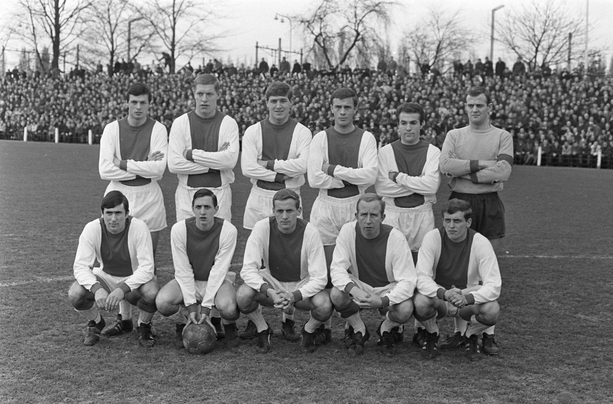 Voetballegends1's tweet photo. Zojuist is bekend geworden dat op 84-jarige leeftijd Henk Groot is overleden. De aanvaller speelde zowel voor Ajax als Feyenoord én kwam 39 keer uit voor Oranje (foto Nationaal Archief: Groot gehurkt 2e van rechts voorafgaand aan PSV - Ajax op 26 februari 1967). #henkgroot #ajax https://t.co/DWDA6CBm6S
