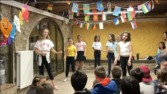 GarbiPereVerges's tweet photo. La setmana passada, les classes Del #Xiprer i #Mestral d’#Esplugues, van anar al Mas de Fortet. Allà els alumnes van fer dues excursions, van estar jugant i fent cabanes. Va ser una experiència de la qual van gaudir molt, i l'any que ve els hi agradaria tenir més dies d'estada! https://t.co/ifTBJt23Ig