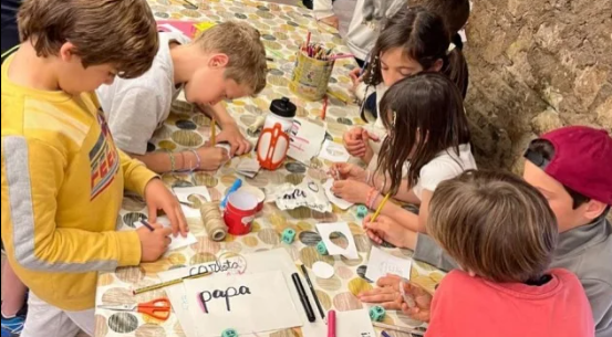 GarbiPereVerges's tweet photo. La setmana passada, les classes Del #Xiprer i #Mestral d’#Esplugues, van anar al Mas de Fortet. Allà els alumnes van fer dues excursions, van estar jugant i fent cabanes. Va ser una experiència de la qual van gaudir molt, i l'any que ve els hi agradaria tenir més dies d'estada! https://t.co/ifTBJt23Ig