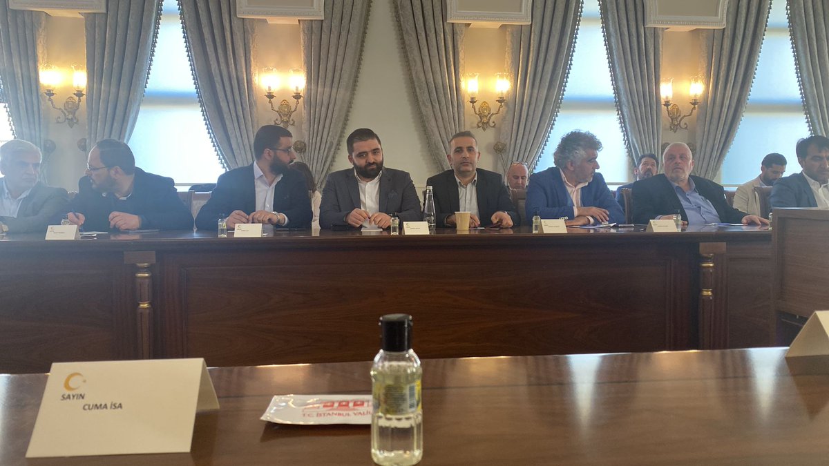 SuriyeDer's tweet photo. İstanbul valiliği tarafından Organize edilen toplantıda STK temsilcileri Vali Ali Yerlikaya ile bir araya geldi.
Toplantıda Düzensiz göçle mücadele ve İstanbul ilinde yabancıların yasal kalış hakkı ve uyması gereken kurallar'a hatırlatma yapılmıştır.
Davet için teşekkür ediyoruz https://t.co/MPK0Z7zvPL