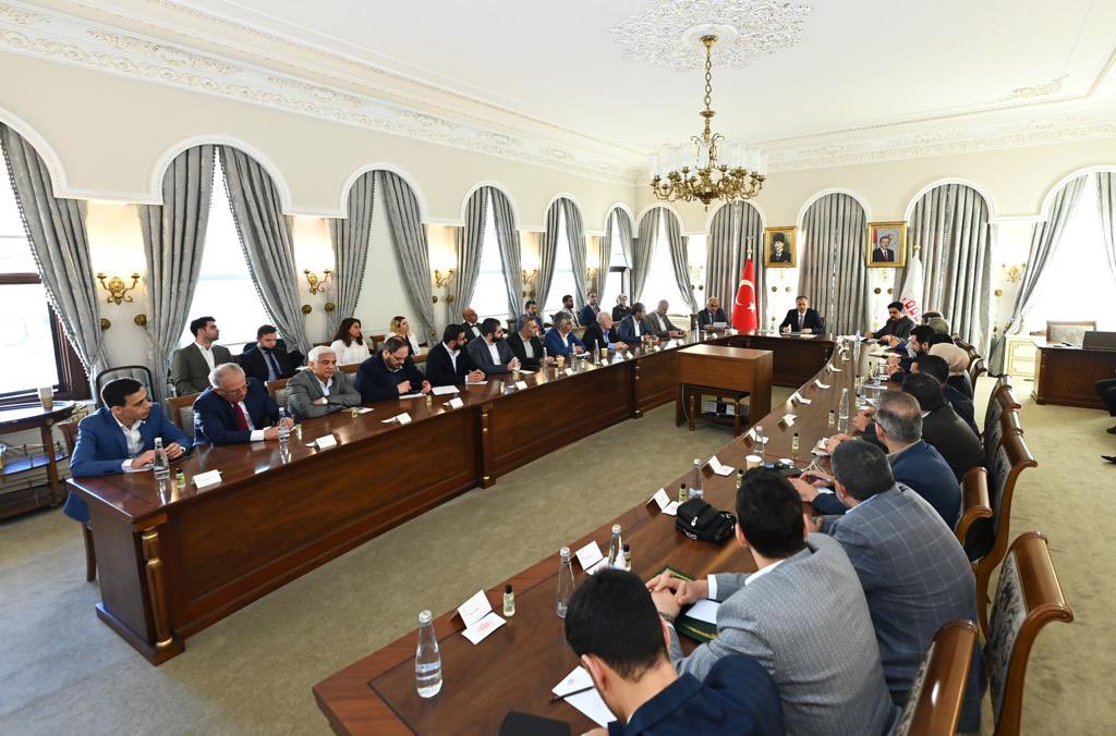 İstanbul valiliği tarafından Organize edilen toplantıda STK temsilcileri Vali Ali Yerlikaya ile bir araya geldi.
Toplantıda Düzensiz göçle mücadele ve İstanbul ilinde yabancıların yasal kalış hakkı ve uyması gereken kurallar'a hatırlatma yapılmıştır.
Davet için teşekkür ediyoruz