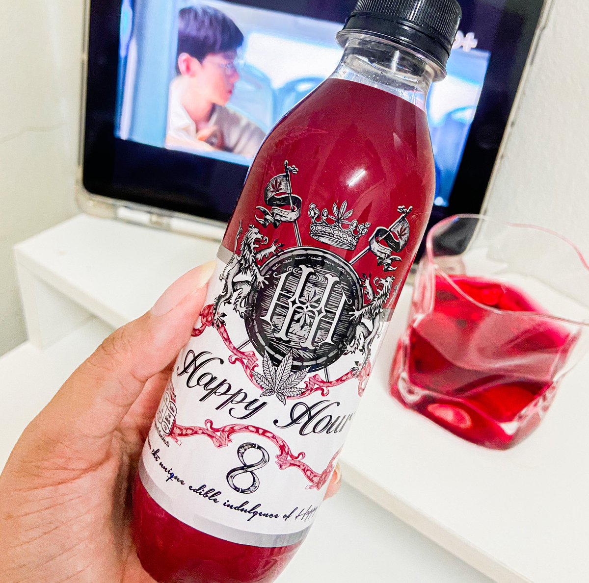 evevereview's tweet photo. ชั้นมันสายดูซีรีส์อยู่แล้วแต่จะให้นั่งดูเฉยๆก็ไม่ได้อรรถรสเลยซื้อน้ำกัญชาอัดก๊าซ Happy Hour มาไว้กินตอนดูไปด้วย ดูซีรีส์ไปจิบน้ำไปอย่างฟินนนน🍷🍾รสชาติจะซ่าๆหอมๆอร่อย���ม่ขม พิกัด 7-11 ขวดละแค่ 25.- #อร่อยไปแดก #ของดีบอกต่อ #happyกัญ https://t.co/oz7J6jo0s8