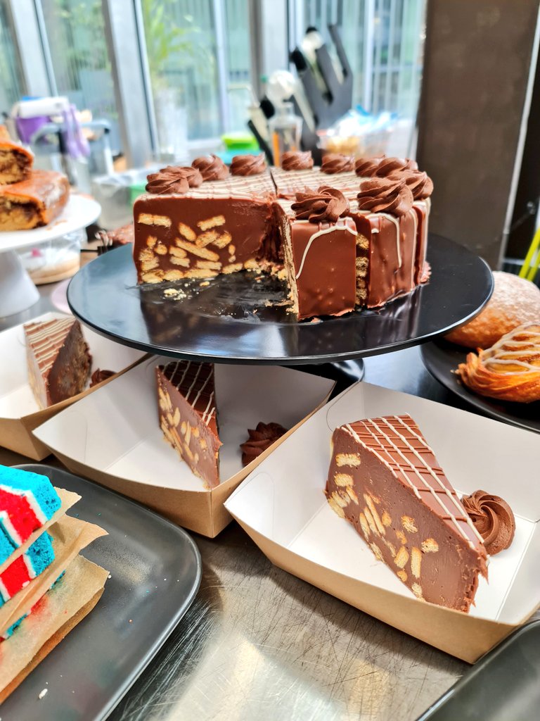 ken__moodie's tweet photo. The Queens favourite Chocolate Biscuit Cake 🇬🇧🇬🇧🇬🇧
Needs 1 slight tweek but apart from that it's 💯👌
#PlatinumJubilee #jubileebake #jubileecake #welovethisbusiness #butterwouldntmelt #themodernbaker #themoodiebaker @BaxterStorey @CofGCollege @Catering_CoGC https://t.co/F4k7seAAxk