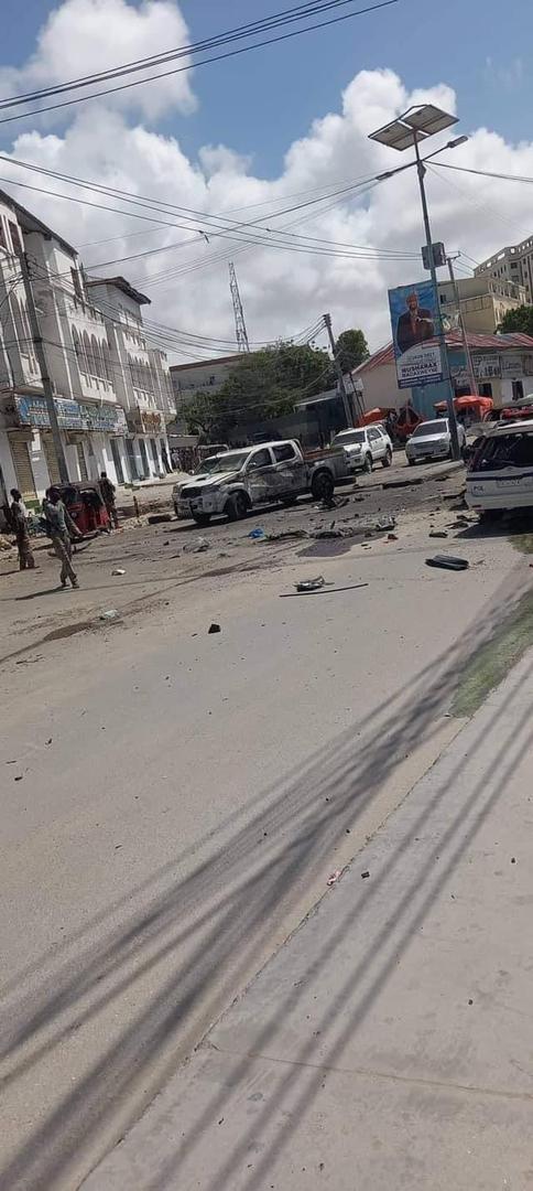 GoobjoogMedia's tweet photo. XOG: Qof isku soo xiray waxyaabaha qarxa ayaa la sheegay in uu isku qarxiyay gaari uu watay qof mas'uul ah oo aan la shaacin magaciisa.

Inta laxaqiijiyay qarax ayaa waxaa ku dhintay saddex qof , halka tira kale oo dad ah ay ku dhaawacmeen https://t.co/4DUhfL0HeT