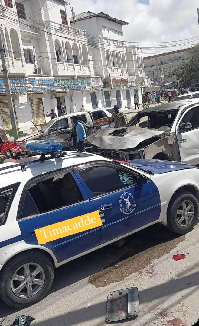 GoobjoogMedia's tweet photo. XOG: Qof isku soo xiray waxyaabaha qarxa ayaa la sheegay in uu isku qarxiyay gaari uu watay qof mas'uul ah oo aan la shaacin magaciisa.

Inta laxaqiijiyay qarax ayaa waxaa ku dhintay saddex qof , halka tira kale oo dad ah ay ku dhaawacmeen https://t.co/4DUhfL0HeT