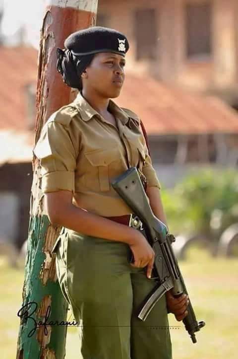 musakuru45's tweet photo. Kenyan woman police vs Ugandan omuaskari .
#KenyaVsUganda https://t.co/md1yXa4Qwn
