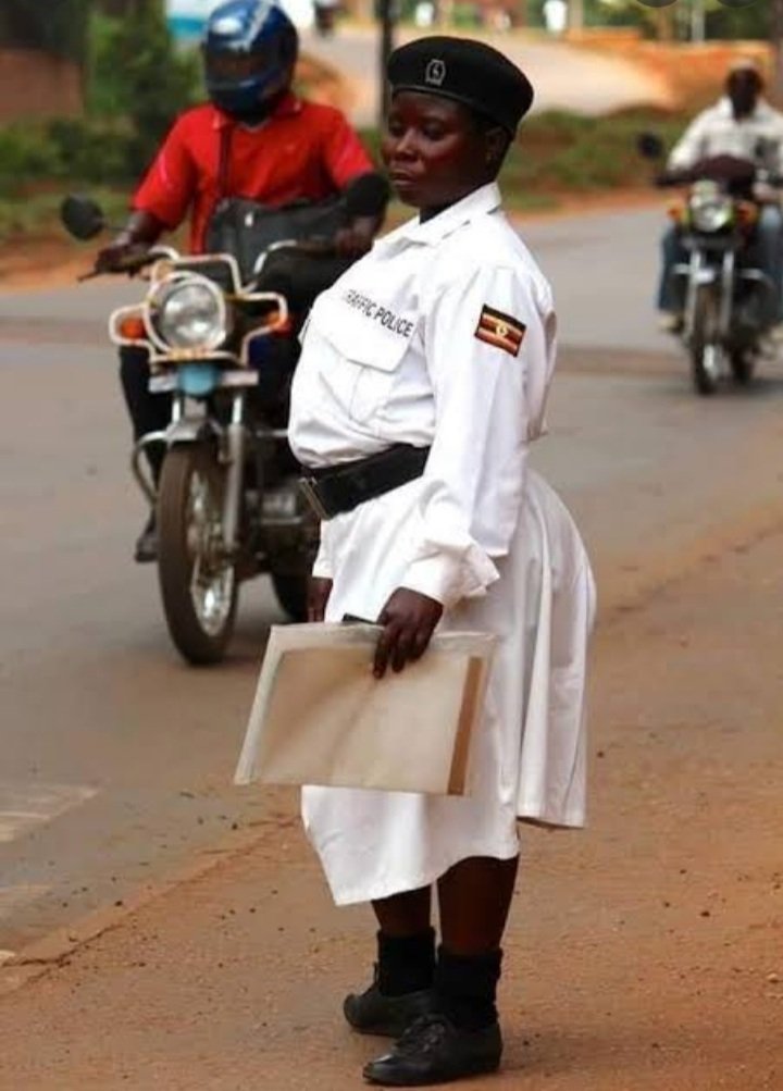 musakuru45's tweet photo. Kenyan woman police vs Ugandan omuaskari .
#KenyaVsUganda https://t.co/md1yXa4Qwn
