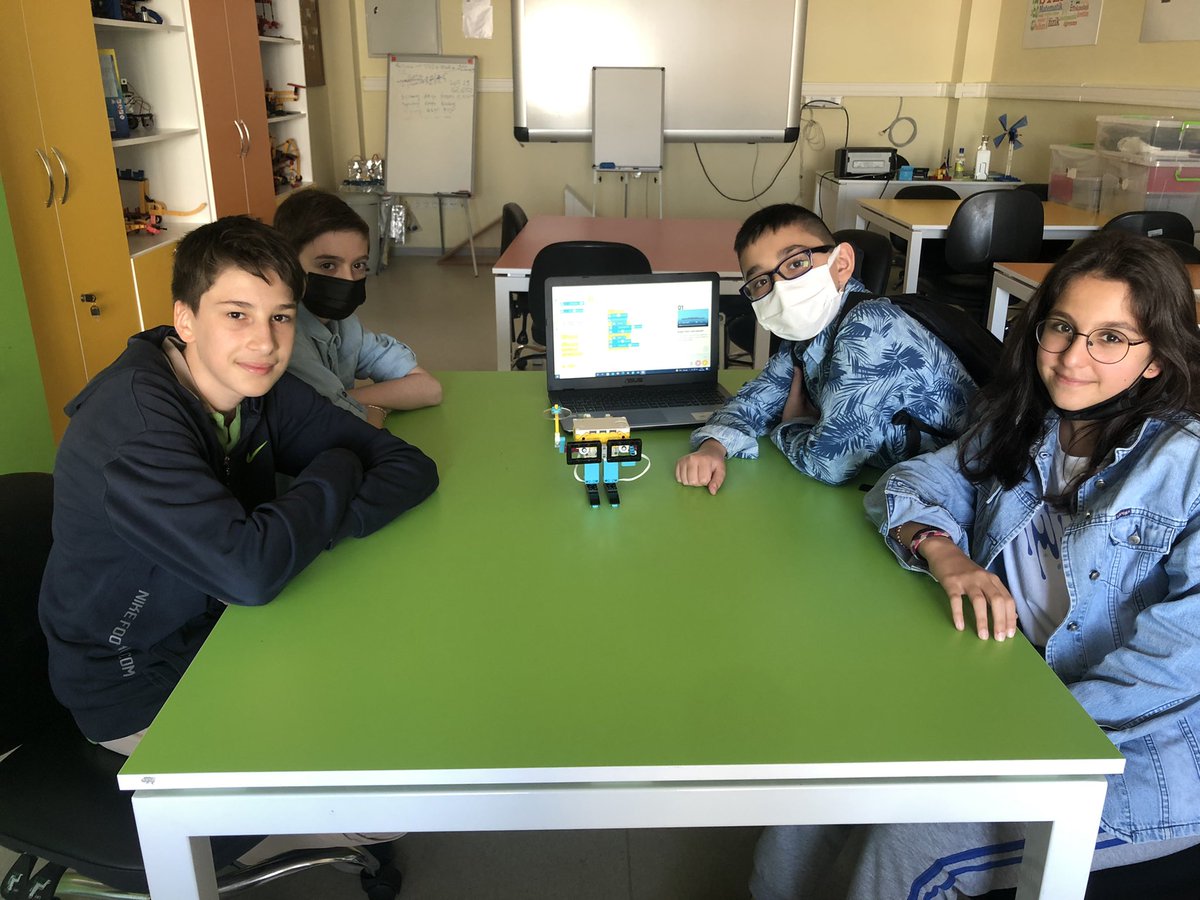 ytustemlab's tweet photo. Laboratuvarımızın bu haftaki ziyaretçileri Zeytinburnu Şehitler Bilim ve Sanat Merkezi öğrencileri. @msamitopcu #robotik #kodlama https://t.co/4aiyzWDVSv