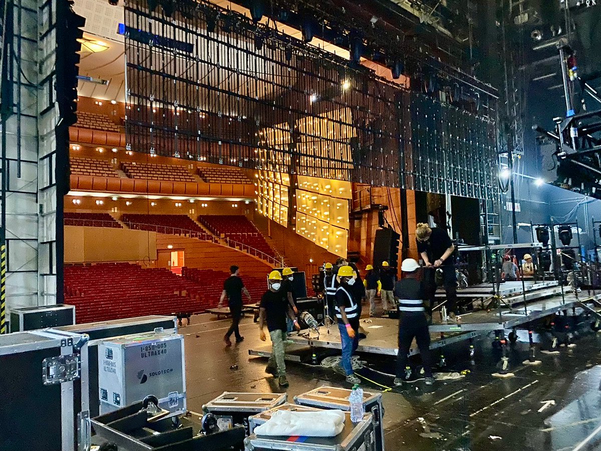 The production is already loading out… 

Thanks for the great reaction in Milan to the first show of our #Dreamworld tour. What a night – grazie!

#PetText